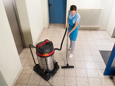 Καθαριότητα Κοινόχρηστων Χώρων Πολυκατοικίας: Εταιρείες, Κόστη & Συμβάσεις